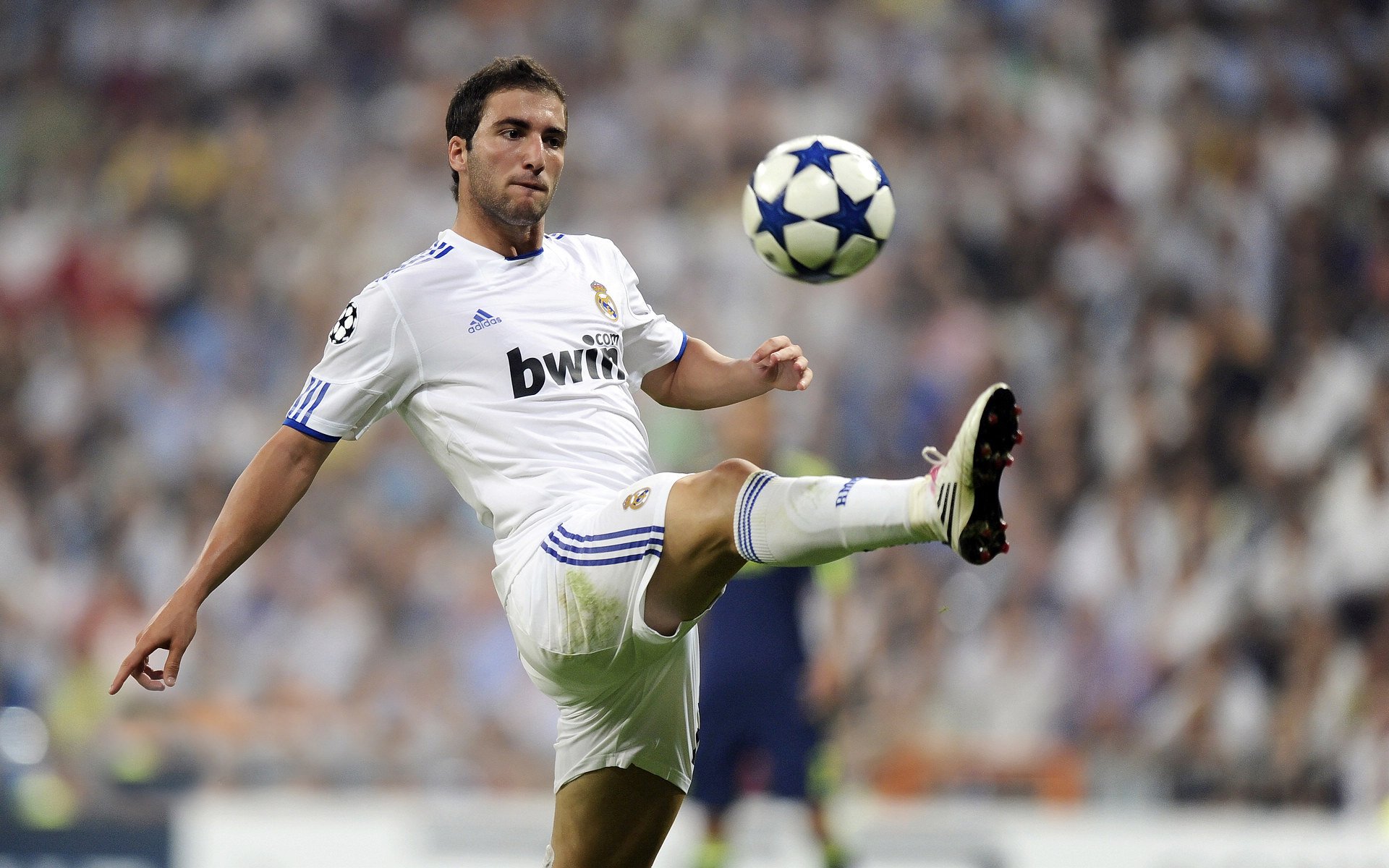 九游体育-西甲国家德比之夜，詹姆斯攻防转换核心，跨越体育疆界的战术共鸣